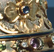 ppstliche Tiara ..dreifache Papstkrone, mit der Johannes XXIII gekrnt wurde, der Ring von Pius XII und Gegenstnde wie Mitren, Buchbnder, Kelche und Reliquiare. Diese Kostbarkeiten wurden in den vergangenen zwei Jahrhunderten unter elf Ppsten angefertigt und die meisten Objekte sind reichlich mit Silber, Gold und Edelsteinen besetzt. Anlass dieser Ausstellung ist die Tatsache, dass sich in diesem Jahr zum 150. Mal der Tag jhrt, an dem die Niederlande nach der Reformation wieder in Bistmer unterteilt wurden. Aufgrund dieses Jubilums war der Vatikan ausnahmsweise bereit, diese Gegenstnde fr eine einmalige und spektakulre Ausstellung zur Verfgung zu stellen.






