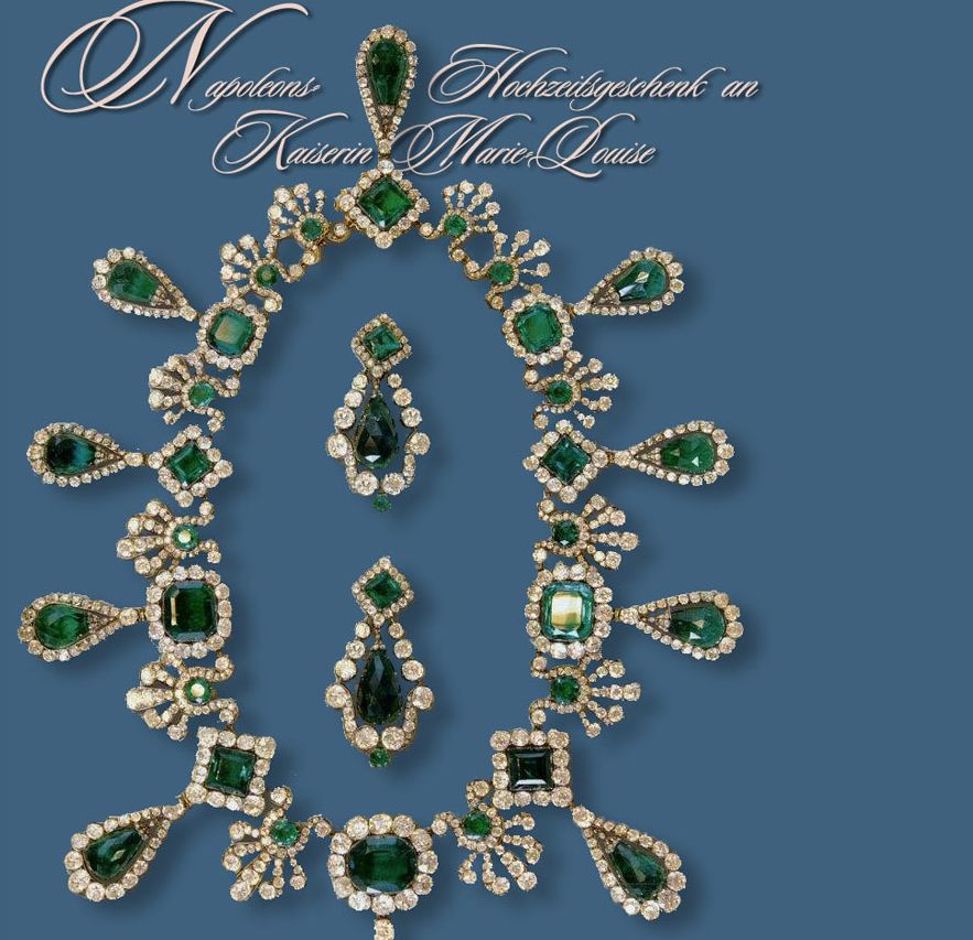 Du collier en émeraudes et d’une paire de boucles d’oreilles en émeraudes de la parure de Marie-Louise. Il s’agit d’un cadeau offert par Napoléon à sa seconde épouse, autrichienne, en mars 1810. De secondes noces décidées après sa rupture avec Joséphine, qui ne pouvait lui offrir un héritier. Le collier compte pas moins de 32 émeraudes, dont 10 en poire et 1 138 diamants. C’est l’oeuvre du joaillier François-Régnault Nitot.