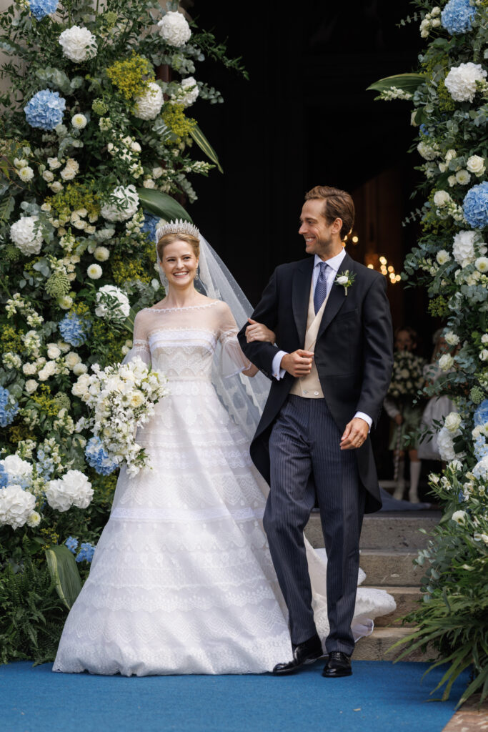 Fürstenhaus Liechtenstein vollmer-wedding by iconolcash photography Fürstenhaus Liechtenstein - Wedding of Princess Marie Caroline of Liechtenstein -Prinzessin von und zu Liechtenstein Prinzessin Marie Caroline von und zu Liechtenstein mit Leopoldo Maduro Vollmer Das Kleid der studierten Modedesignerin stammt von einem Italienischen Designer. Die Prinzessin trug ein weißes Kleid mit Off-Shoulder-Schnitt, zudem war es mit zarten Stickereien und Trompetenärmeln versehen. Bei der Zeremonie