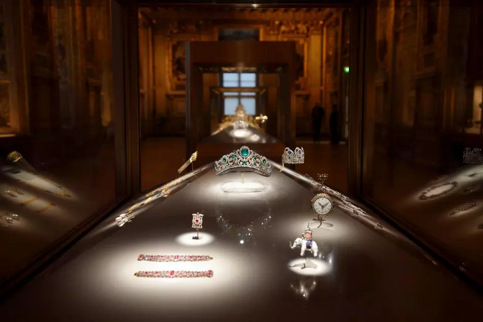robbery Louvre Museum -The French Crown Jewels Room 705, Denon Wing, Left 1 Robbery Louvre Museum -The French Crown Jewels