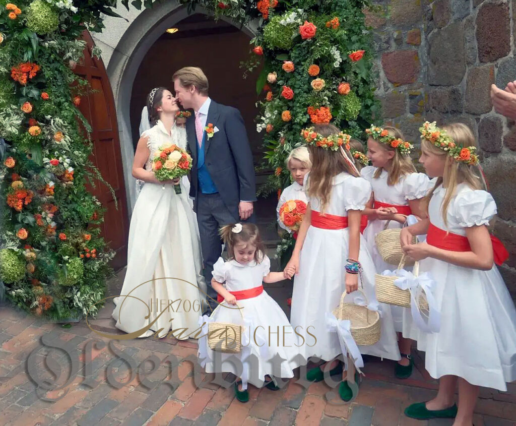 Royal Wedding in the House of Oldenburg – Duke Philipp of Oldenburg married Fiona Kühn Lützow on August 16, 2025, at Rastede Castle. The new Duchess of Oldenburg wore the same diamond tiara her sister‑in‑law, Duchess Katharina Bibiane of Oldenburg, had worn a year earlier.
Rastede was once the summer residence of the Counts and Dukes of Oldenburg. Today, the family uses it only occasionally, for example for receptions during the Music Festival and the State Tournament – or, as now, once again for wedding celebrations. The family resides at Gut Güldenstein near Lensahn in Schleswig‑Holstein.

Hochzeit im Hause Oldenburg – Herzog Philipp von Oldenburg heiratete Fiona Kühn Lützow am 16. August 2025 auf Schloss Rastede. Die neue Herzogin von Oldenburg trug dasselbe mit Diamanten besetzte Diadem, das ihre Schwägerin, Herzogin Katharina Bibiane von Oldenburg, ein Jahr zuvor getragen hatte.
Rastede war einst die Sommerresidenz der Oldenburger Grafen und Herzöge. Heute nutzt die Familie von Oldenburg das Schloss nur noch gelegentlich, etwa für Empfänge während der Musiktage und des Landesturniers oder – wie jetzt – für Hochzeitsfeierlichkeiten. Die Familie lebt auf Gut Güldenstein bei Lensahn in Schleswig‑Holstein.